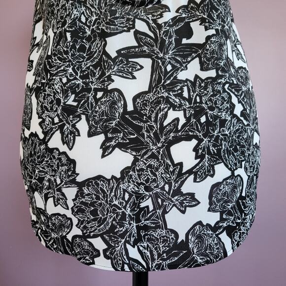 Express Black & White Floral Chiffon Ruffle Flounce Open Back Camisole Blouse - Picture 14 of 16